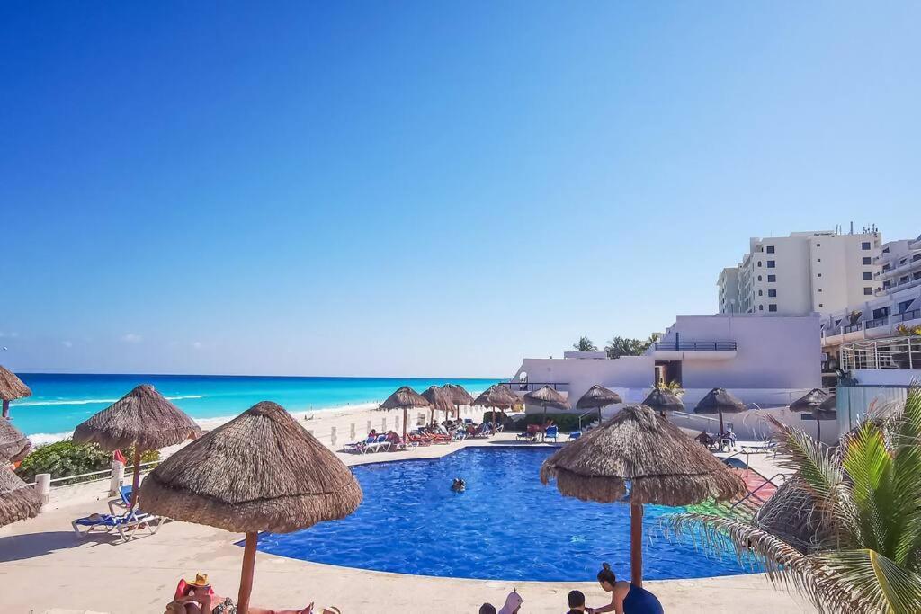 Villa Aurora Beautiful Beachfront Apartment كانكون المظهر الخارجي الصورة